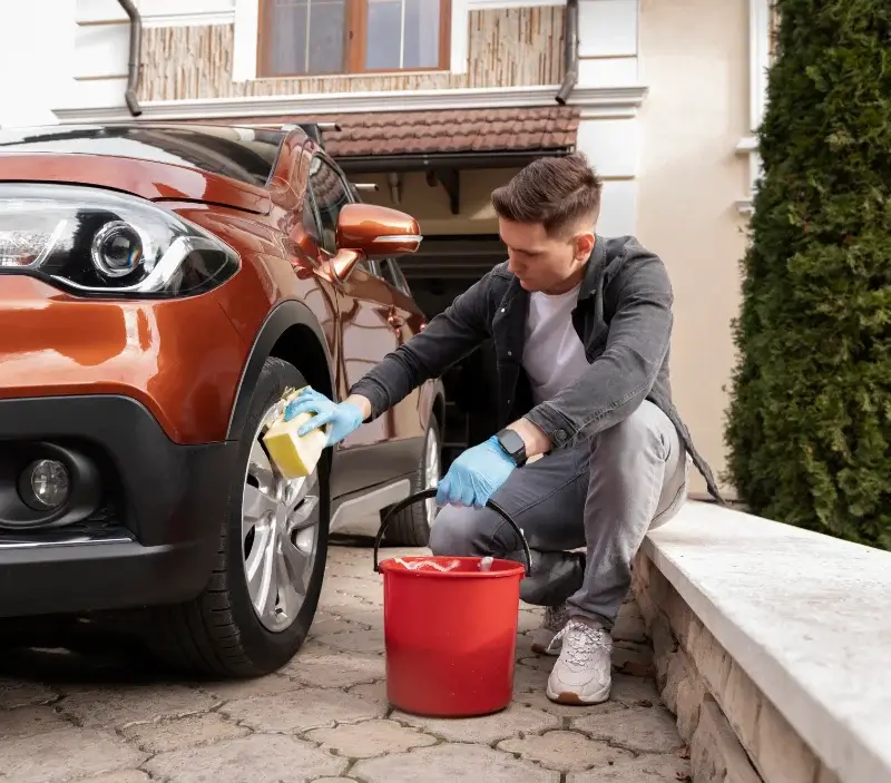Lavage auto à domicile Lavigerie : professionnel intervenant sur un véhicule